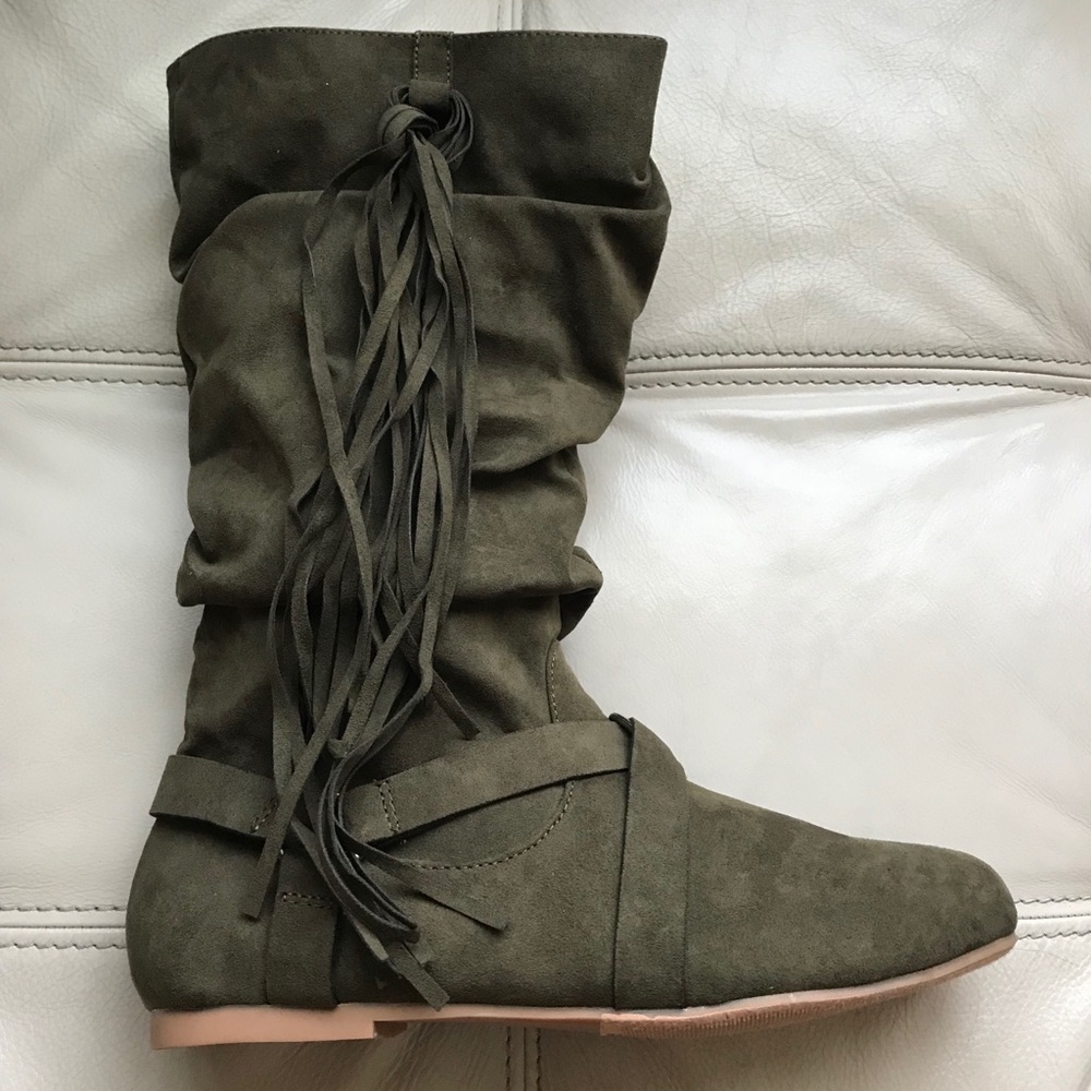 NEW IN BOX Size 8 Olive mid-calf boots